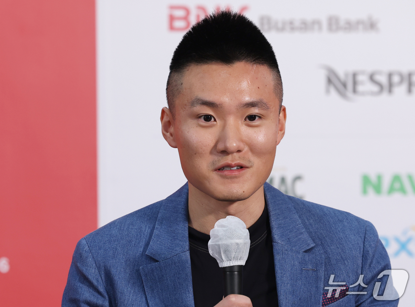 (부산=뉴스1) 권현진 기자 = 린한 장 프로듀서가 7일 부산 해운대구 영화의전당 비프힐에서 열린 ‘제31회 부산국제영화제’(BIFF) '오래오래 행복하게‘ 기자회견에 참석해 인사 …