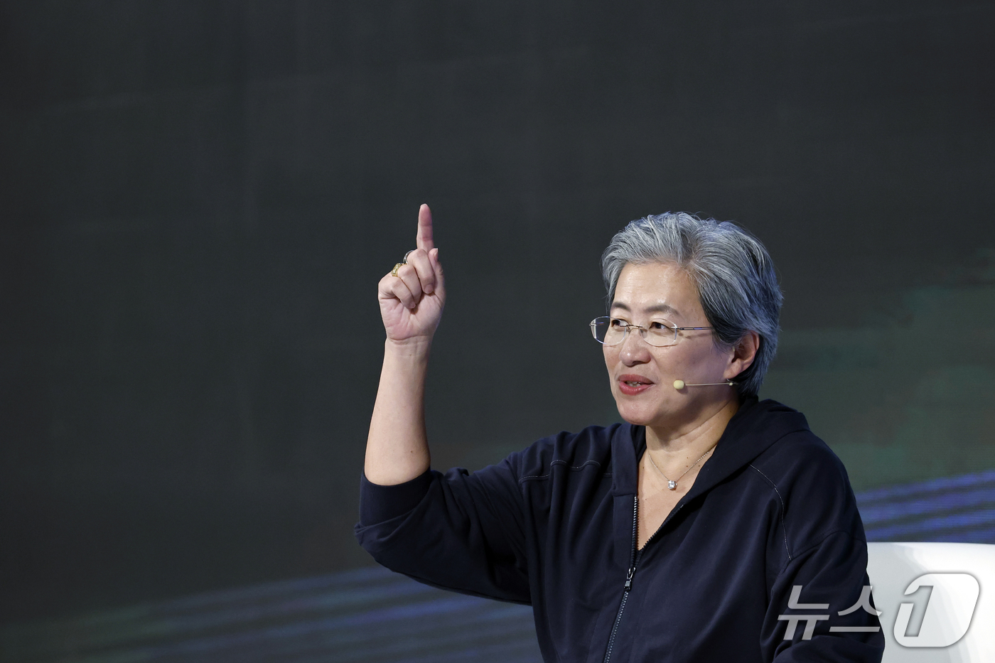(서울=뉴스1) 박정호 기자 = 리사 수 AMD CEO가 7일 오후 서울시 용산구 드래곤시티에서 열린 AMD 게이머 데이 행사에서 참석자들의 질문에 답하고 있다.  2026.10. …