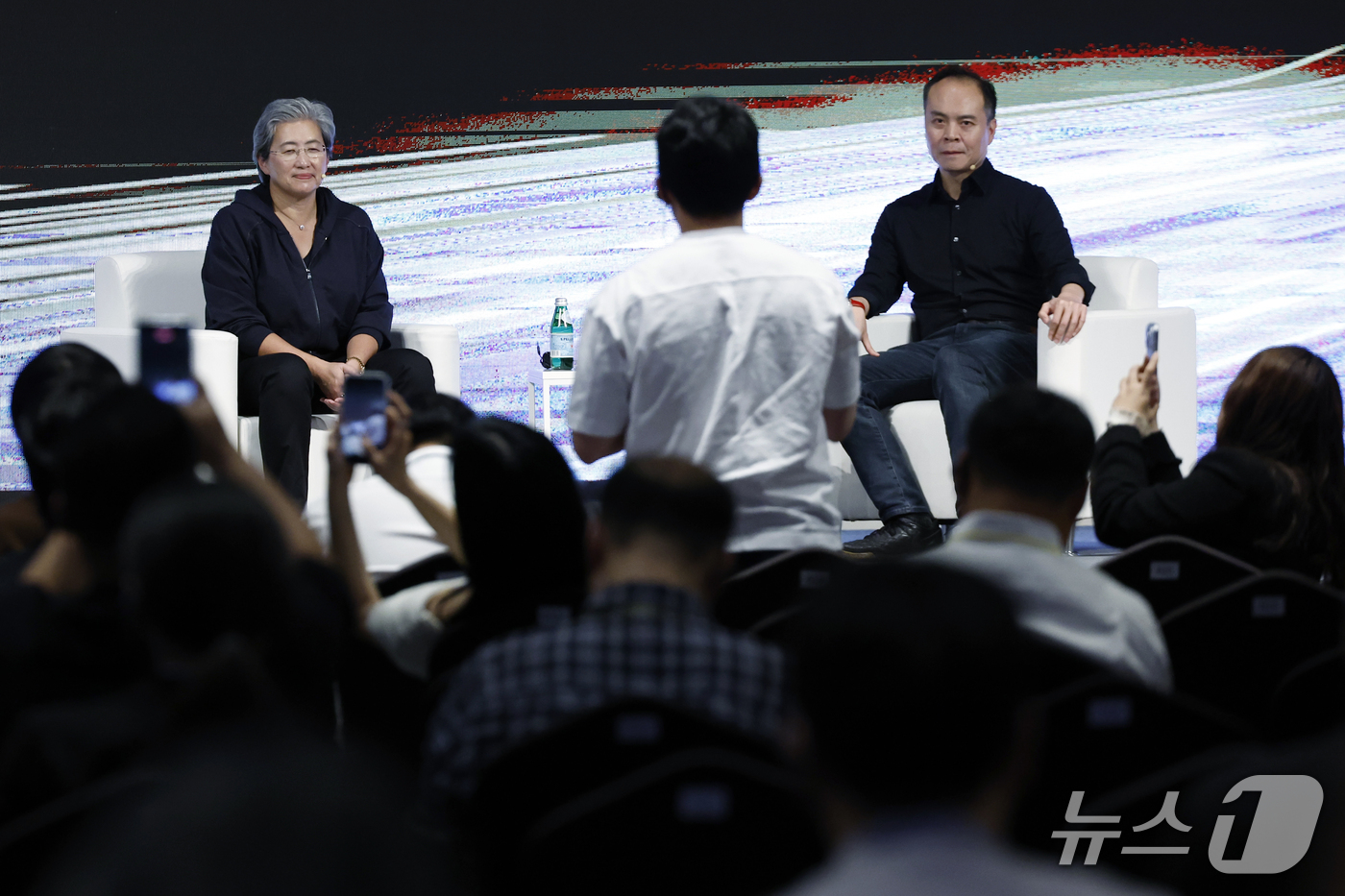 (서울=뉴스1) 박정호 기자 = 리사 수 AMD CEO가 7일 오후 서울시 용산구 드래곤시티에서 열린 AMD 게이머 데이 행사에서 참석자들의 질문을 받고 있다. 2026.10.7/ …
