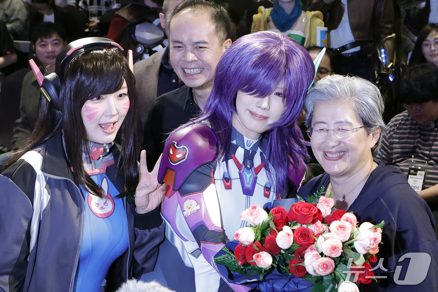(서울=뉴스1) 박정호 기자 = 리사 수 AMD CEO가 7일 오후 서울시 용산구 드래곤시티에서 열린 AMD 게이머 데이 행사에서 꽃다발을 받고 있다.  2026.10.7/뉴스1
