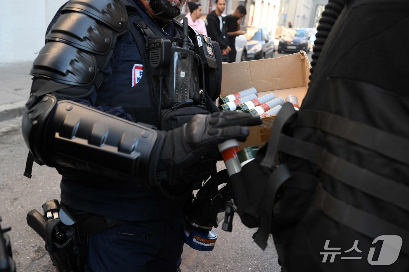(리옹 AFP=뉴스1) 김범수 기자 = 6일(현지시간) 프랑스 리옹에서 벌어진 고등학생 시위를 진압하기 위해 경찰이 최루탄을 준비하고 있다. 프랑스에서는 지난달 말부터 교육 여건 …