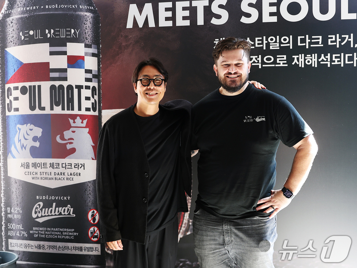 (서울=뉴스1) = 체코 정통 라거 브랜드 부드바르(Budvar)가 서울브루어리와 협업해 개발한 '서울 메이트 체코 다크 라거'를 출시한다고 7일 밝혔다.‘서울 메이트’는 깊고 풍 …