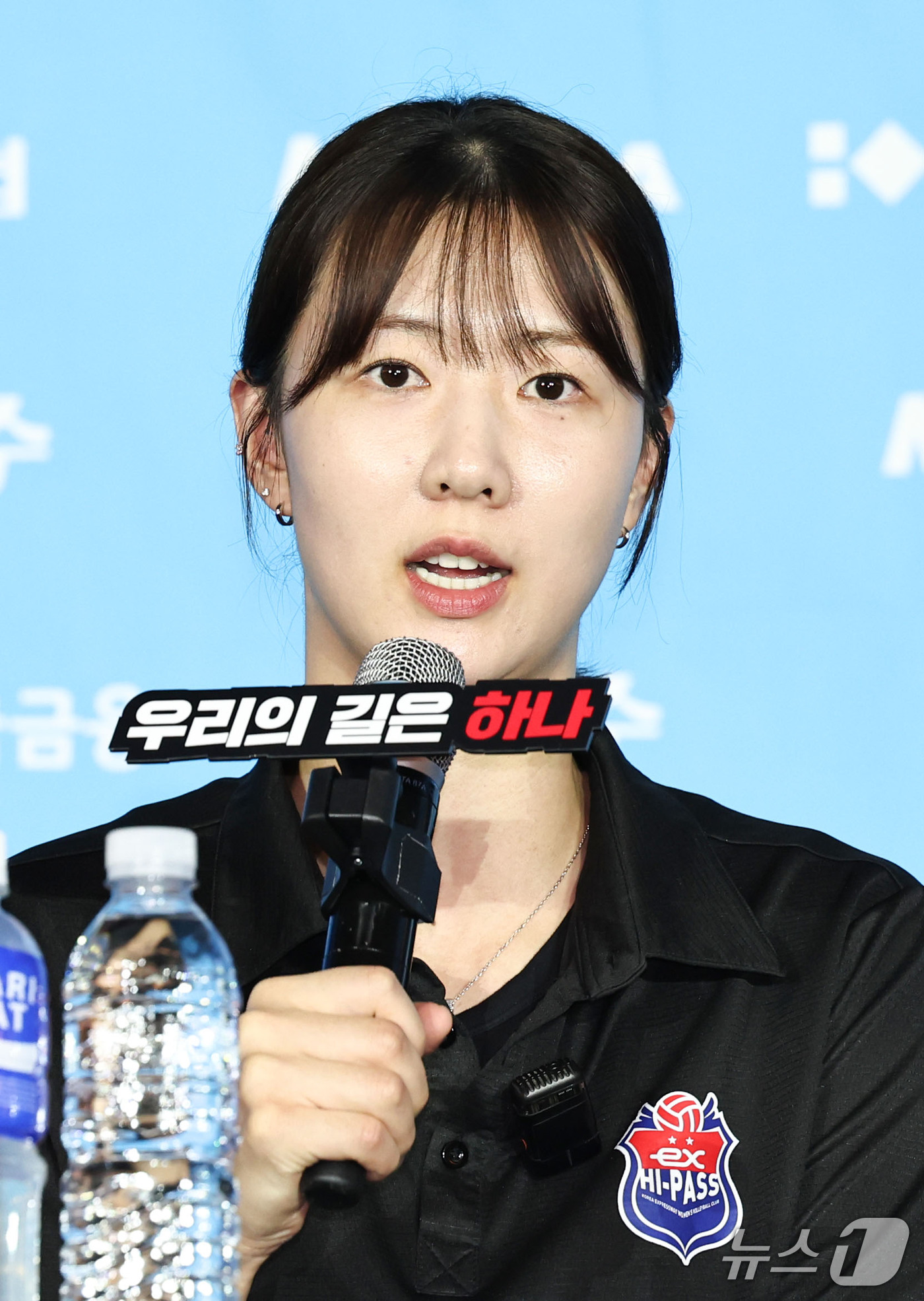 (서울=뉴스1) 이종수 기자 = 한국도로공사 강소휘가 7일 오후 서울 강남구 리베라호텔에서 열린 프로배구 2026-2027 V리그 여자부 미디어데이에서 인사말을 하고 있다. 202 …