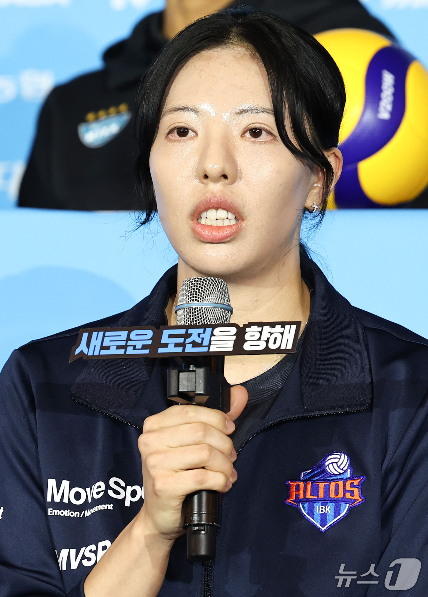 (서울=뉴스1) 이종수 기자 = IBK기업은행 육서영이 7일 오후 서울 강남구 리베라호텔에서 열린 프로배구 2026-2027 V리그 여자부 미디어데이에서 인사말을 하고 있다. 20 …