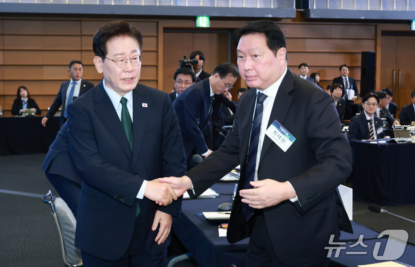 (서울=뉴스1) 허경 기자 = 이재명 대통령과 최태원 대한상의 회장이 7일 서울 시내 한 회의장에서 열린 한국형 녹색대전환(K-GX) 전략 국민보고회를 마친 뒤 인사하고 있다. ( …
