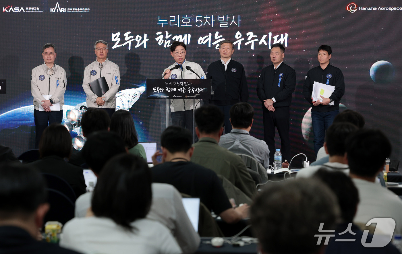 (서울=뉴스1) = 오태석 우주항공청장이 7일 전남광주 고흥군 나로우주센터에서 한국형 발사체 '누리호' 5차 발사 상세 결과 브리핑을 하고 있다. (한국항공우주연구원 제공. 재판매 …