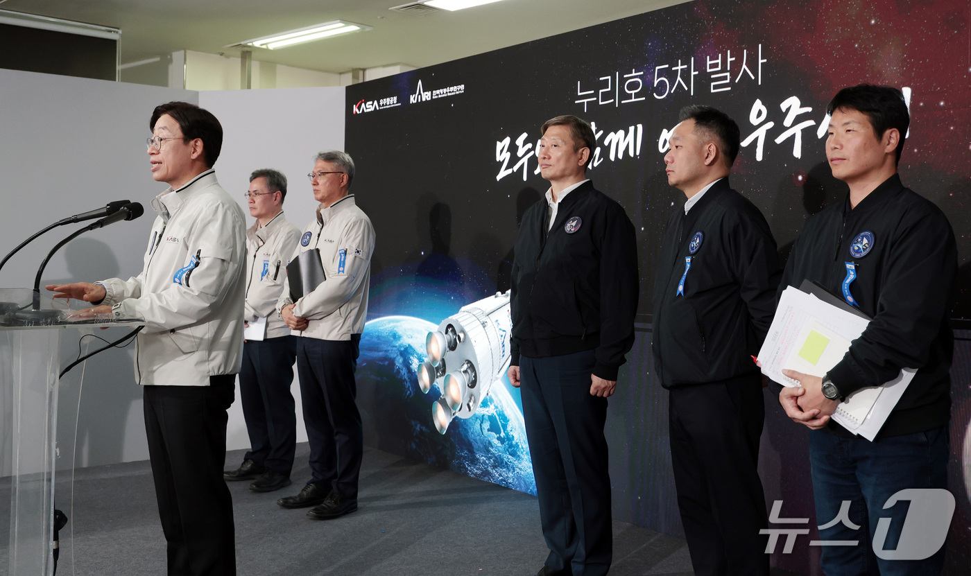 (서울=뉴스1) = 오태석 우주항공청장이 7일 전남광주 고흥군 나로우주센터에서 한국형 발사체 '누리호' 5차 발사 상세 결과 브리핑을 하고 있다. (한국항공우주연구원 제공. 재판매 …