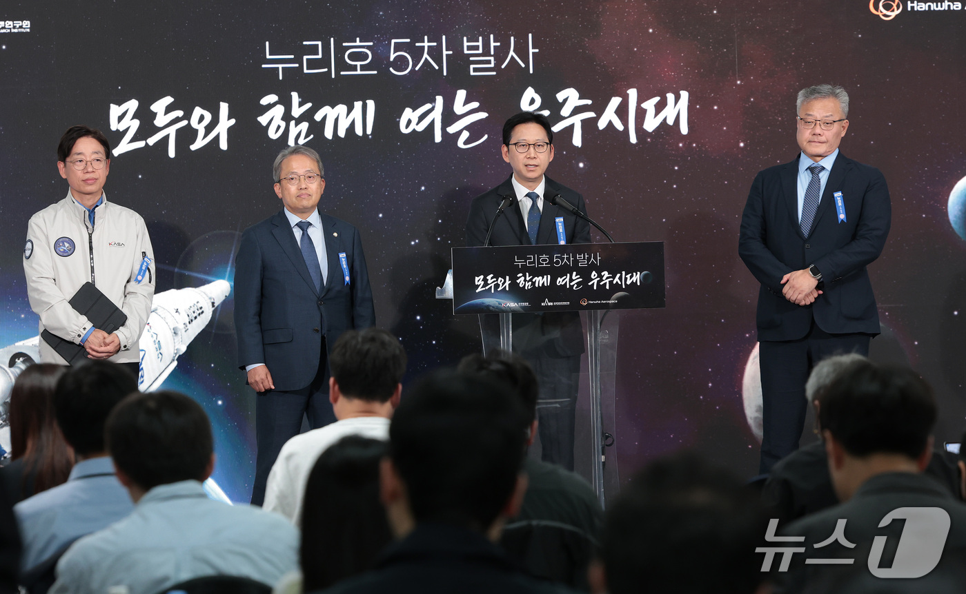 (서울=뉴스1) = 배경훈 부총리 겸 과학기술정보통신부 장관이 7일 전남광주 고흥군 나로우주센터에서 열린 한국형 발사체 '누리호' 5차 발사 상세 결과 브리핑에서 인사말을 하고 있 …