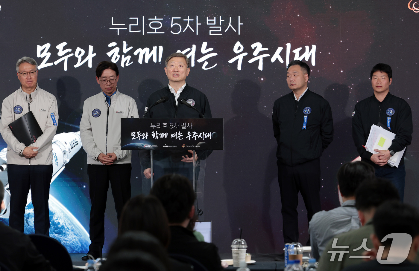 (서울=뉴스1) = 이상철 한국항공우주연구원장이 7일 전남광주 고흥군 나로우주센터에서 열린 한국형 발사체 '누리호' 5차 발사 상세 결과 브리핑에서 인사말을 하고 있다. (한국항공 …