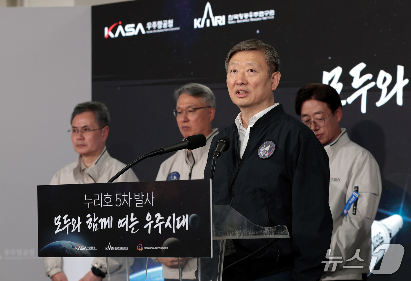 (서울=뉴스1) = 이상철 한국항공우주연구원장이 7일 전남광주 고흥군 나로우주센터에서 열린 한국형 발사체 '누리호' 5차 발사 상세 결과 브리핑에서 인사말을 하고 있다. (한국항공 …