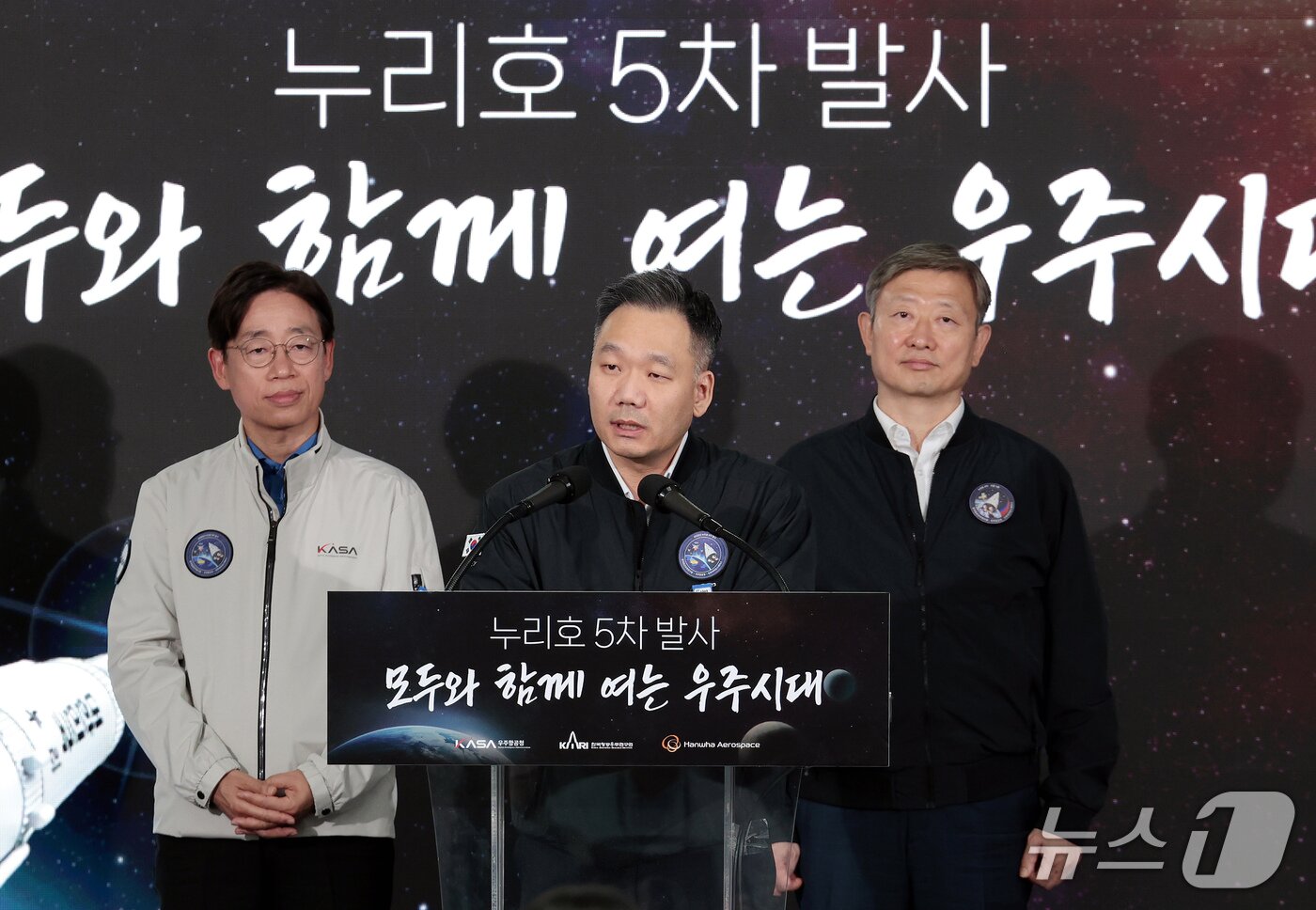 본문 이미지 - 김선 한화에어로스페이스 부사장이 7일 전남광주 고흥군 나로우주센터에서 열린 한국형 발사체 '누리호' 5차 발사 상세 결과 브리핑에서 인사말을 하고 있다. (한국항공우주연구원 제공. 재판매 및 DB 금지) 2026.10.7 ⓒ 뉴스1