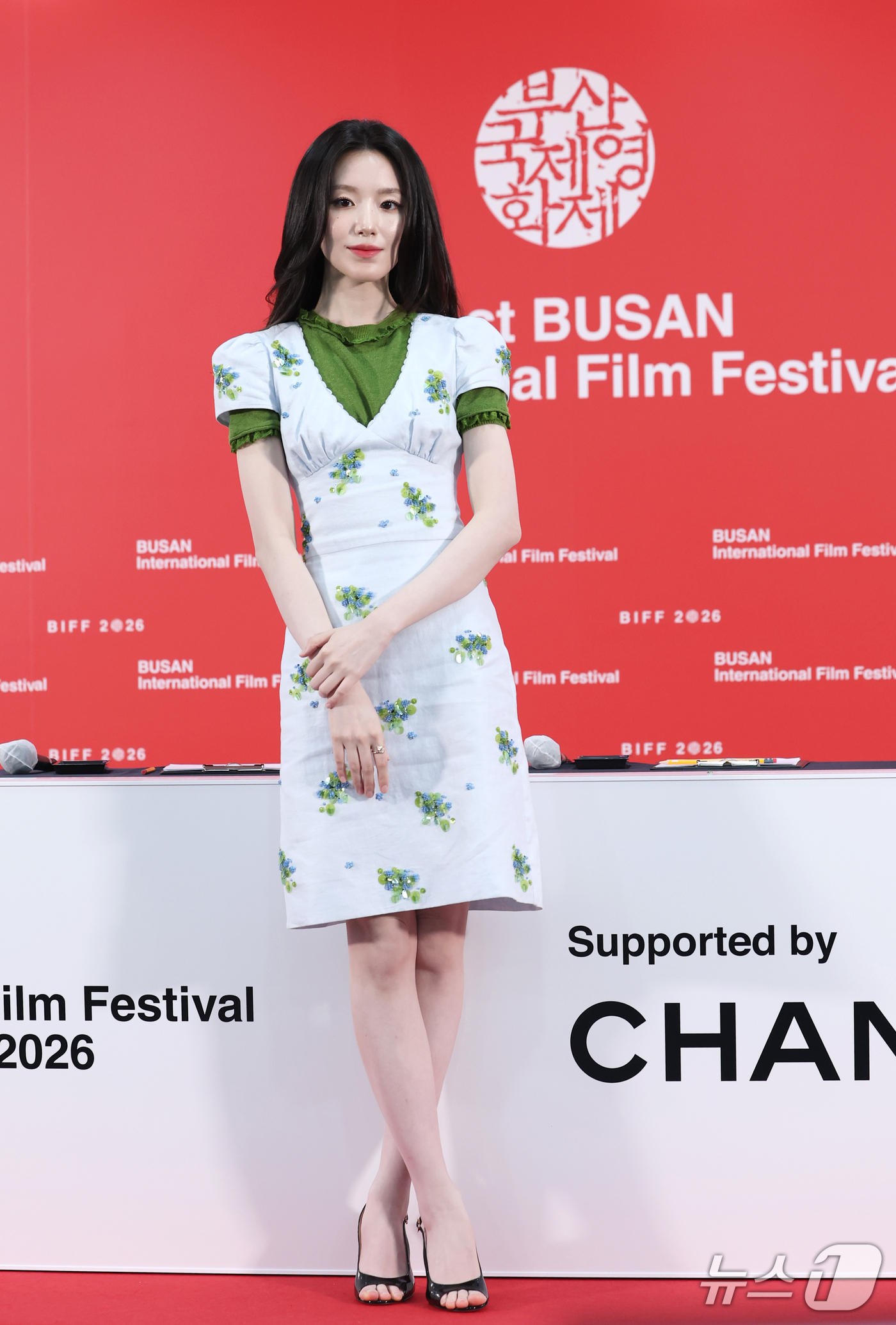 (부산=뉴스1) 권현진 기자 = 아이들 슈화가 7일 부산 해운대구 영화의전당 비프힐에서 열린 ‘제31회 부산국제영화제’(BIFF)  '오래오래 행복하게‘ 기자회견에 참석해 포즈를 …