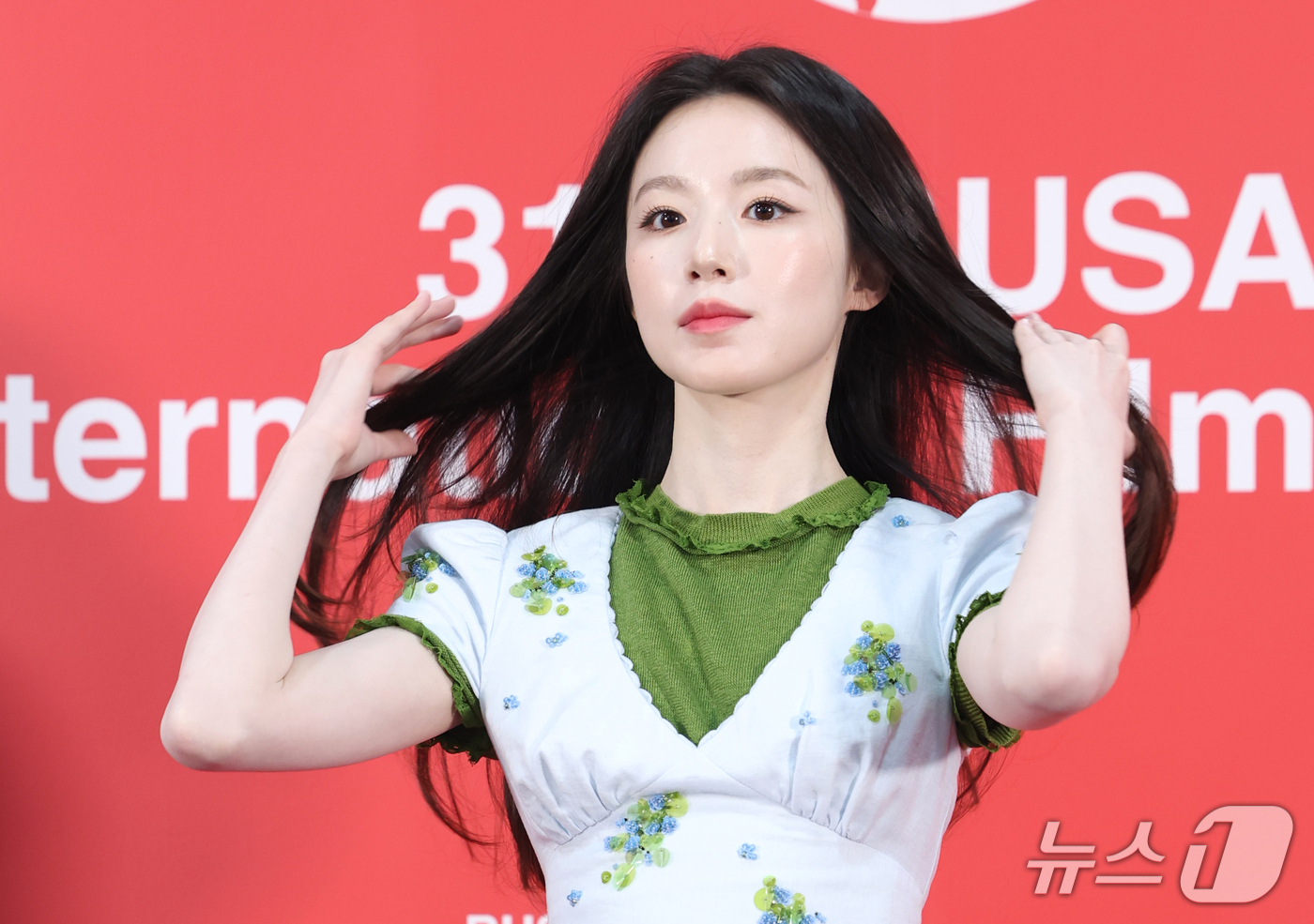 (부산=뉴스1) 권현진 기자 = 아이들 슈화가 7일 부산 해운대구 영화의전당 비프힐에서 열린 ‘제31회 부산국제영화제’(BIFF)  '오래오래 행복하게‘ 기자회견에 참석해 머리 매 …