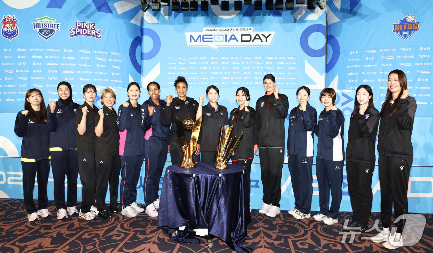 (서울=뉴스1) 이종수 기자 = 7일 서울 강남구 리베라호텔에서 열린 2026~2027시즌 프로배구 여자부 미디어데이에서 각 구단 감독과 선수들이 기념촬영을 하고 있다. 2026. …