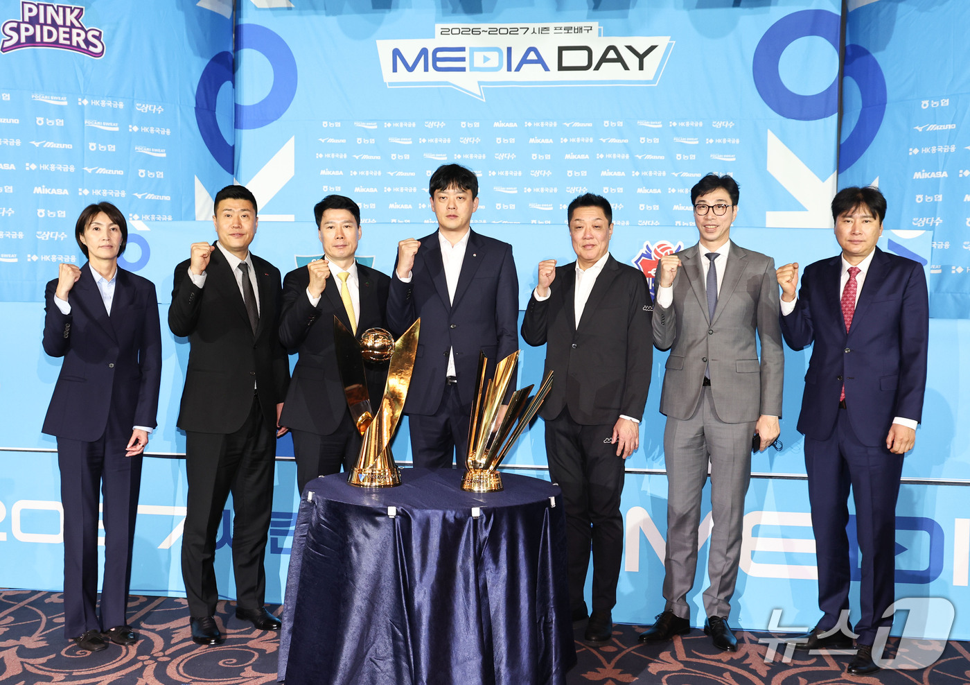 (서울=뉴스1) 이종수 기자 = 7일 서울 강남구 리베라호텔에서 열린 2026~2027시즌 프로배구 여자부 미디어데이에서 각 구단 감독과 선수들이 기념촬영을 하고 있다. 2026. …