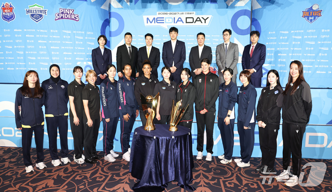 (서울=뉴스1) 이종수 기자 = 7일 서울 강남구 리베라호텔에서 열린 2026~2027시즌 프로배구 여자부 미디어데이에서 각 구단 감독과 선수들이 기념촬영을 하고 있다. 2026. …