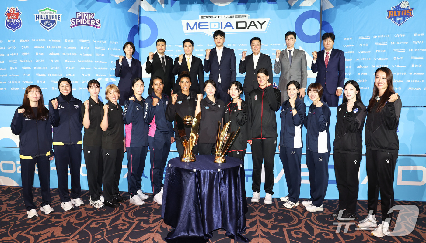(서울=뉴스1) 이종수 기자 = 7일 서울 강남구 리베라호텔에서 열린 2026~2027시즌 프로배구 여자부 미디어데이에서 각 구단 감독과 선수들이 기념촬영을 하고 있다. 2026. …