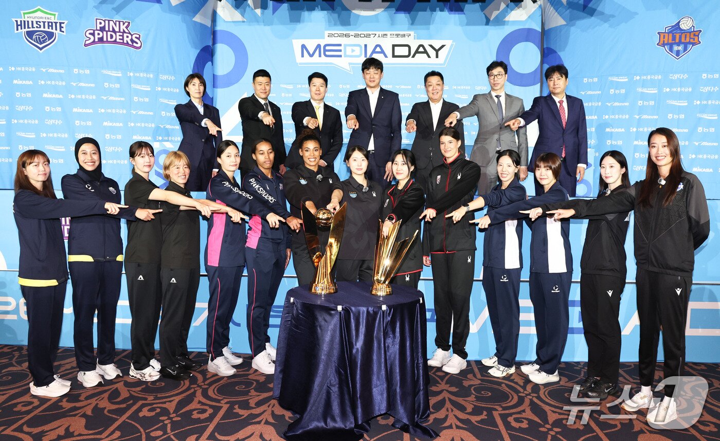 본문 이미지 - 7일 서울 강남구 리베라호텔에서 열린 2026~2027시즌 프로배구 여자부 미디어데이에서 각 구단 감독과 선수들이 기념촬영을 하고 있다. 2026.10.7 ⓒ 뉴스1 이종수 기자