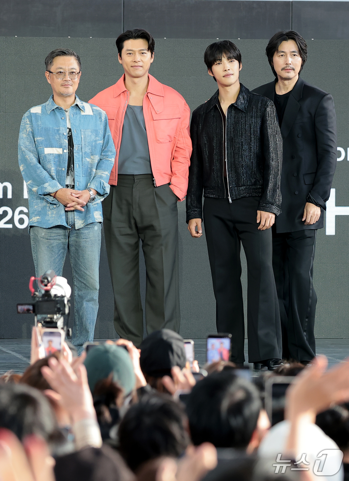 (부산=뉴스1) 권현진 기자 = 우민호 감독(왼쪽부터)과 배우 현빈, 우도환, 정우성이 7일 부산 해운대구 영화의전당 야외무대에서 열린 영화 ‘메이드 인 코리아 시즌2' 무대 인사 …