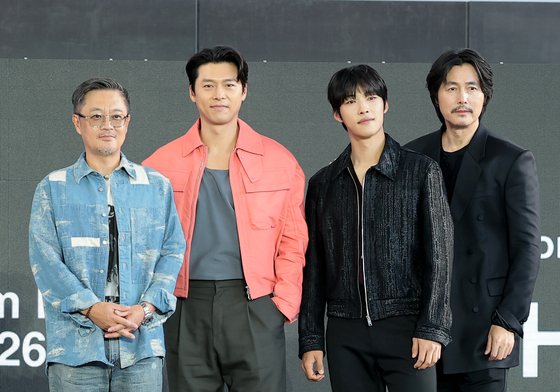 BIFF 무대 인사 하는 우민호 감독과 현빈·우도환·정우성