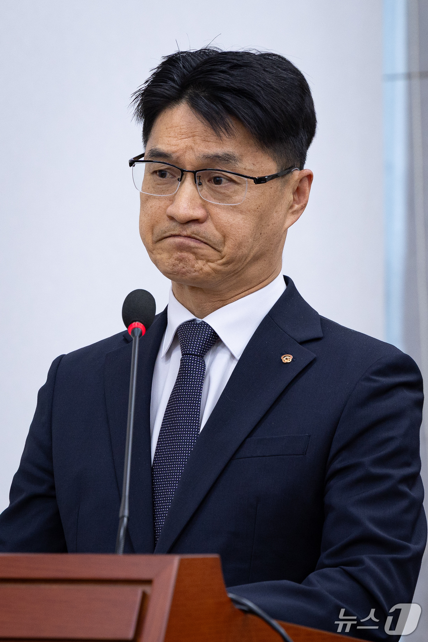 (서울=뉴스1) 유승관 기자 = 이부환 한화에어로스페이스 대표가 7일 서울 여의도 국회에서 열린 교육위원회의 교육부 등에 대한 국정감사에 출석해 한화에어로스페이스 채용 시 연령 및 …