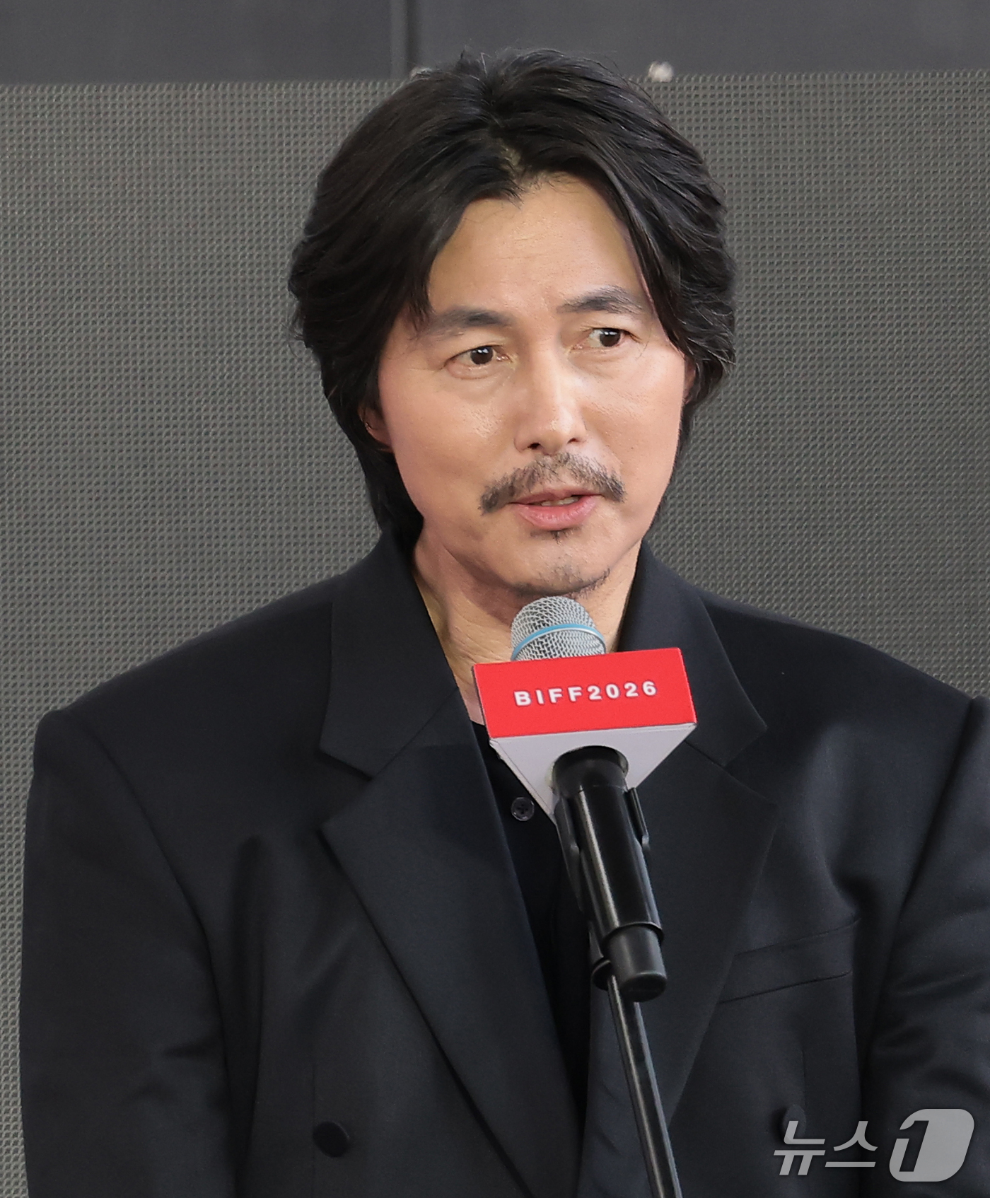(부산=뉴스1) 권현진 기자 = 배우 정우성이 7일 부산 해운대구 영화의전당 야외무대에서 열린 영화 ‘메이드 인 코리아 시즌2' 무대 인사에서 팬과 즐거운 시간을 보내고 있다. 2 …