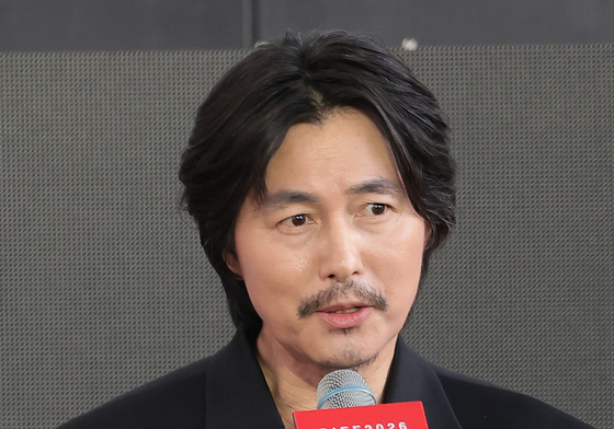 BIFF 야외광장에서 무대인사 하는 정우성