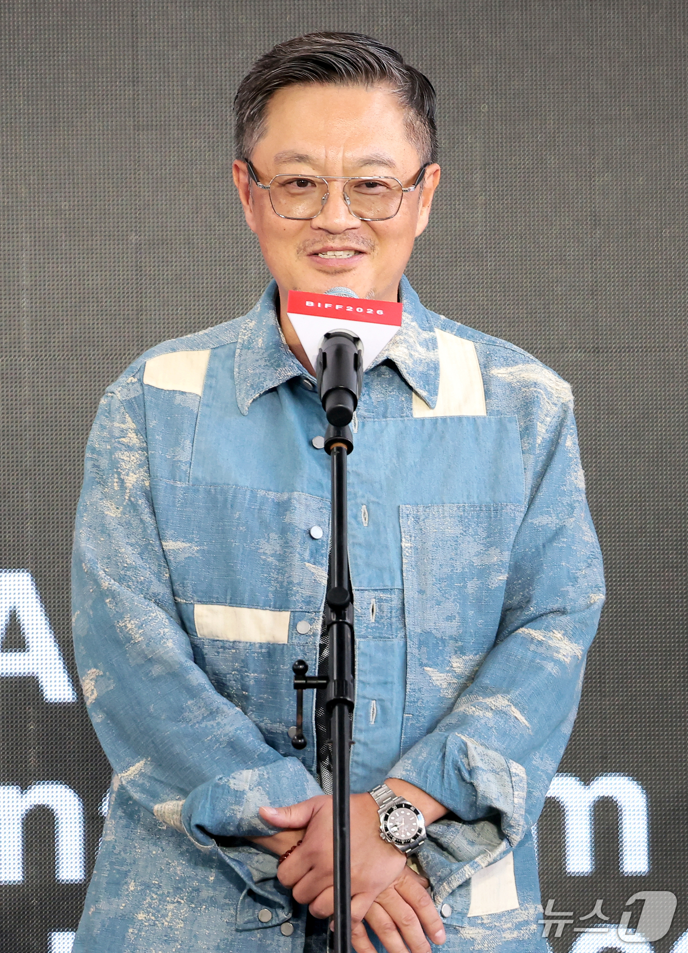 (부산=뉴스1) 권현진 기자 = 우민호 감독이 7일 부산 해운대구 영화의전당 야외무대에서 열린 영화 ‘메이드 인 코리아 시즌2' 무대 인사에서 팬과 교감하며 즐거운 시간을 보내고 …