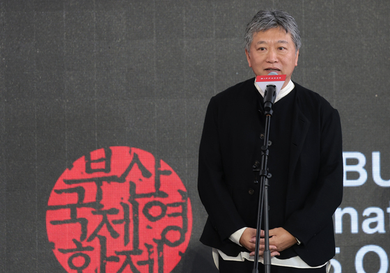 '룩백' 무대 인사하는 고레에다 히로카즈 감독