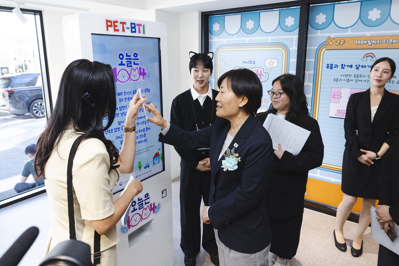 본문 이미지 - 송미령 농식품부 장관이 2일 서울 성수동에서 열린 '제2회 동물보호의 날' 행사 프로그램에 참여하고 있다(농정원 제공). ⓒ 뉴스1