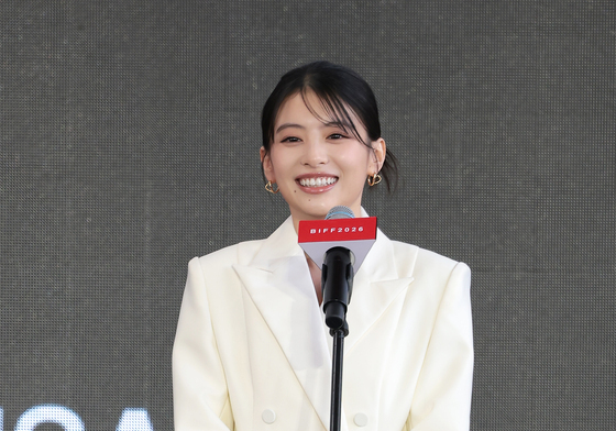 무대 인사하는 데구치 나츠키