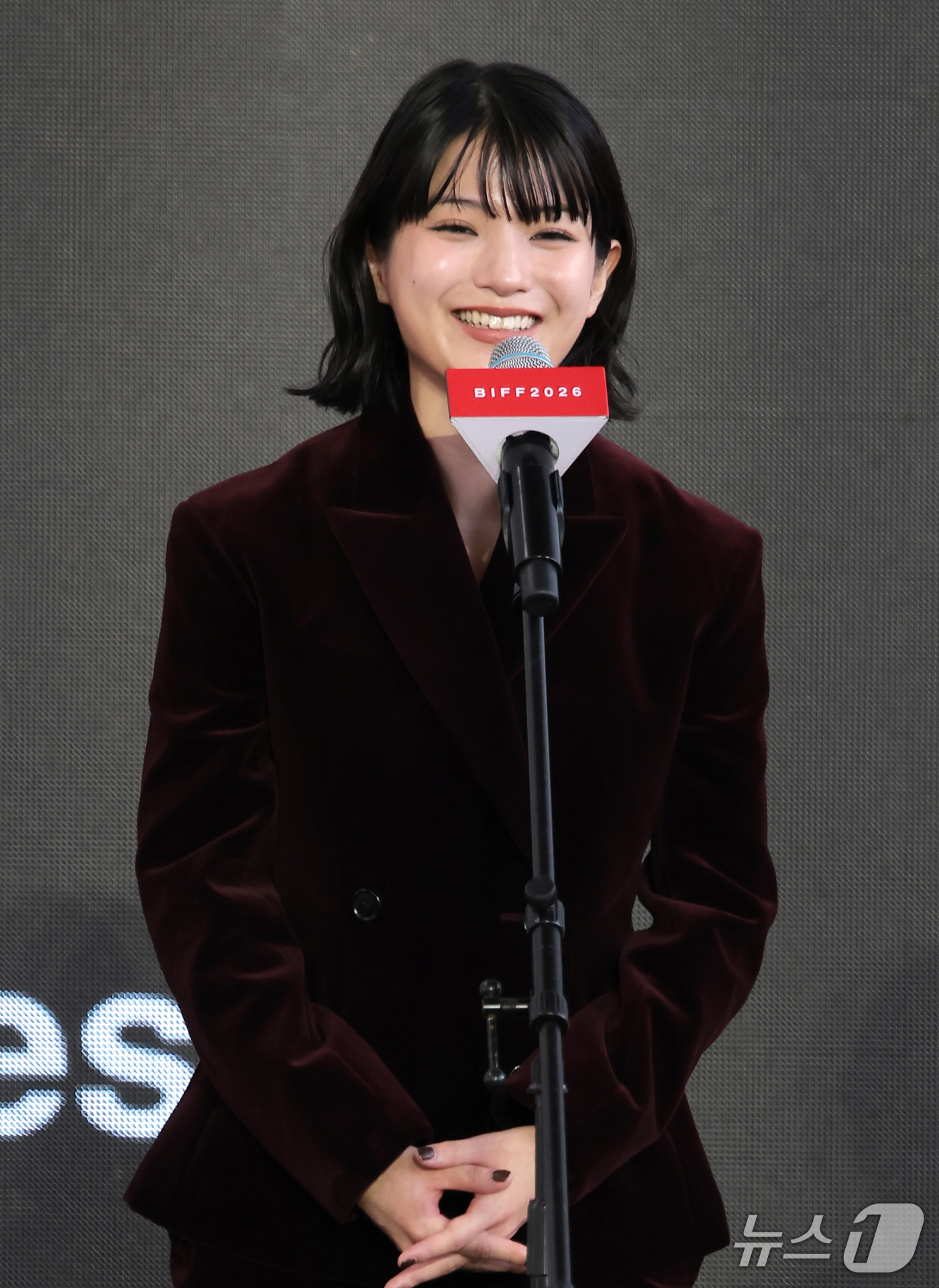 (부산=뉴스1) 권현진 기자 = 배우  마키타 아쥬가 7일 부산 해운대구 영화의전당 비프힐에서 ‘제31회 부산국제영화제’(BIFF) ‘룩백’ 무대 인사를 하고 있다. 2026.10 …