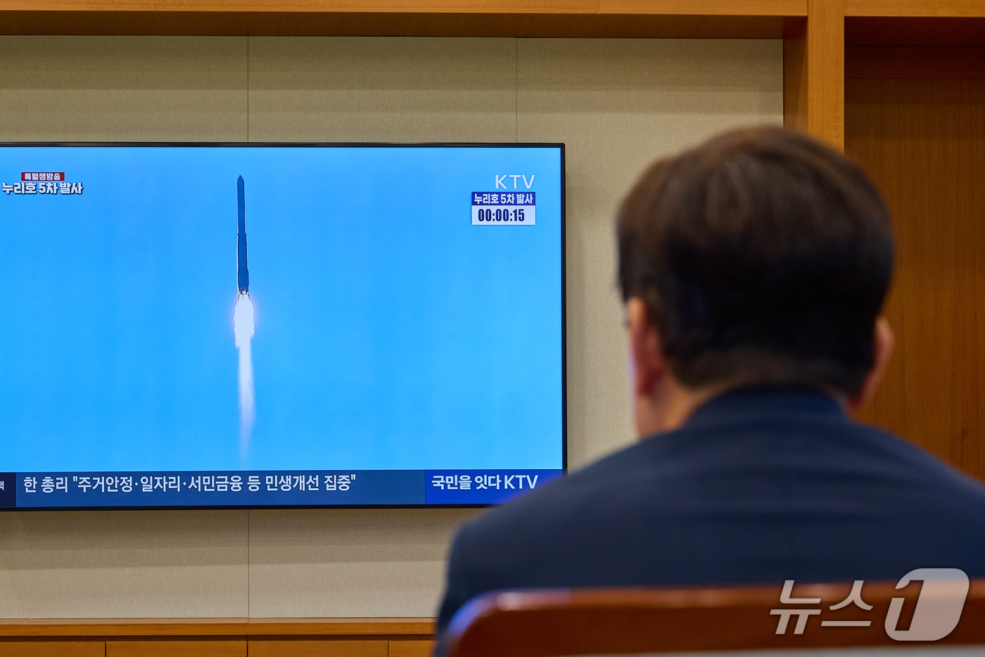 (서울=뉴스1) 허경 기자 = 이재명 대통령이 7일 청와대 집무실에서 누리호 5차 발사 생중계를 시청하고 있다. (청와대 제공. 재판매 및 DB 금지) 2026.10.7/뉴스1