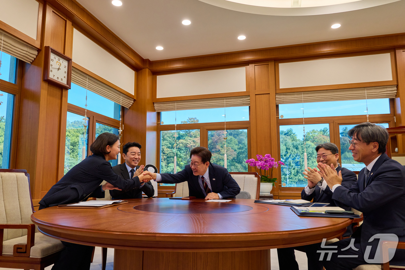 (서울=뉴스1) 허경 기자 = 이재명 대통령이 7일 청와대 집무실에서 강훈식 비서실장 등 참모진들과 누리호 5차 발사 생중계를 시청하고 있다. 왼쪽부터 이해민 AI미래기획수석, 강 …