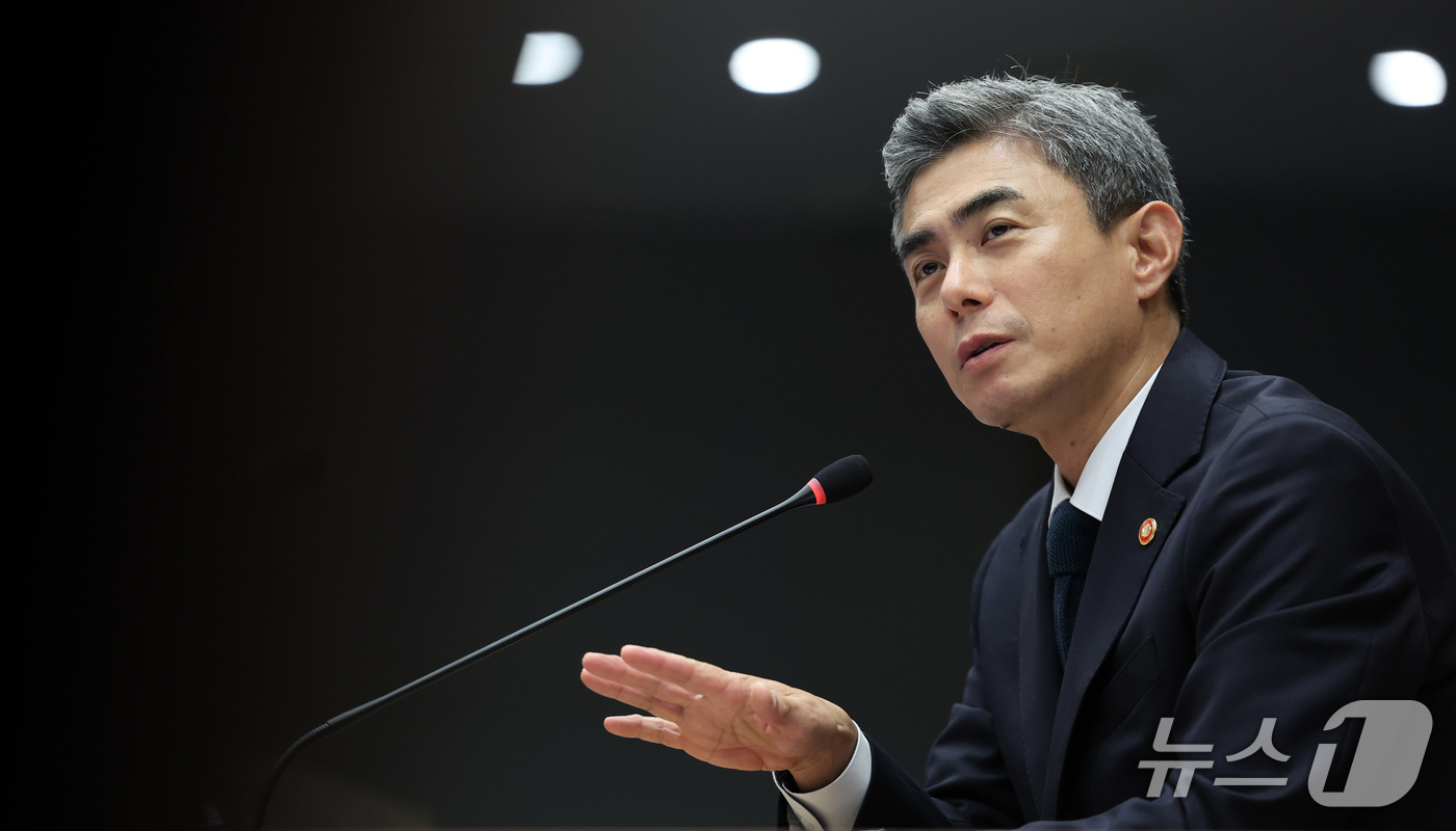 (서울=뉴스1) 국회사진기자단 = 강신철 국방부 장관이 7일 서울 용산구 국방부에서 열린 국회 국방위원회의 국방부에 대한 국정감사에서 의원 질의에 답변하고 있다. 2026.10.7 …