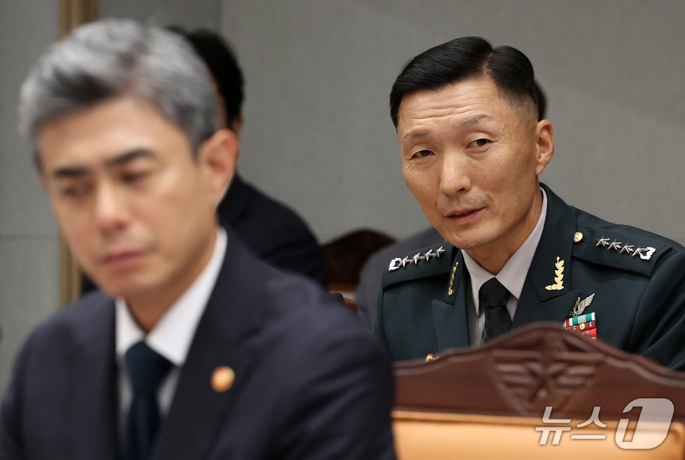 본문 이미지 - 김성민 한미연합군사령부 부사령관이 7일 서울 용산구 국방부에서 열린 국회 국방위원회의 국방부에 대한 국정감사에 참고인으로 출석해 의원 질의에 답변하고 있다. 왼쪽은 강신철 국방부 장관. 2026.10.7 ⓒ 뉴스1 국회사진기자단