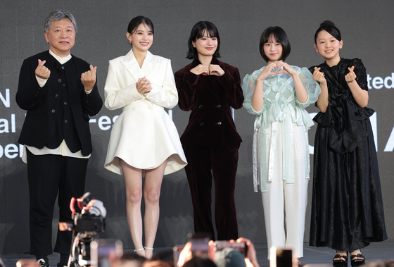 BIFF 관객들에게 하트 하는 '룩백' 주역들