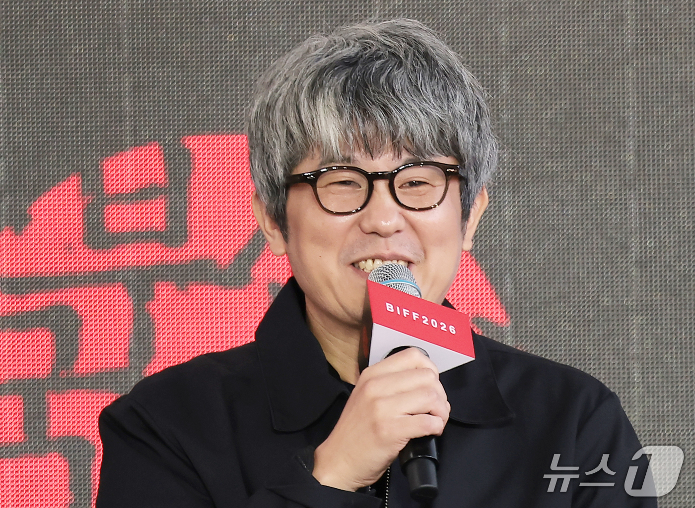(부산=뉴스1) 권현진 기자 = 김종관 감독이 7일 부산 해운대구 영화의전당 비프힐에서 열린 ‘제31회 부산국제영화제’(BIFF) ‘낮과 밤은 서로에게’ 오픈토크에 참석해 인사말을 …