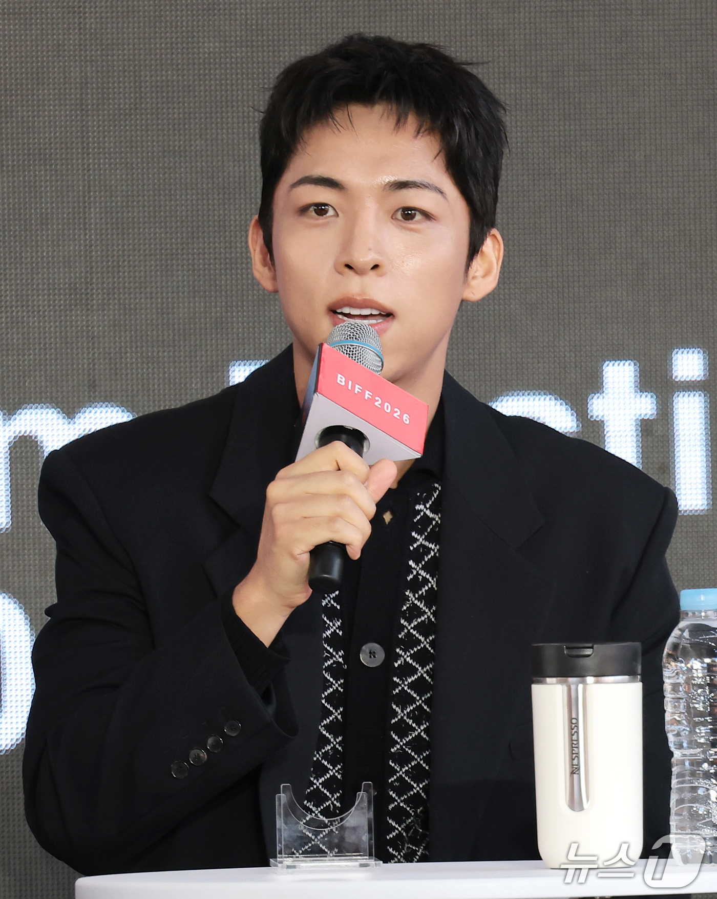 (부산=뉴스1) 권현진 기자 = 배우 주종혁이 7일 부산 해운대구 영화의전당 비프힐에서 열린 ‘제31회 부산국제영화제’(BIFF) ‘낮과 밤은 서로에게’ 오픈토크에 참석해 인사말을 …