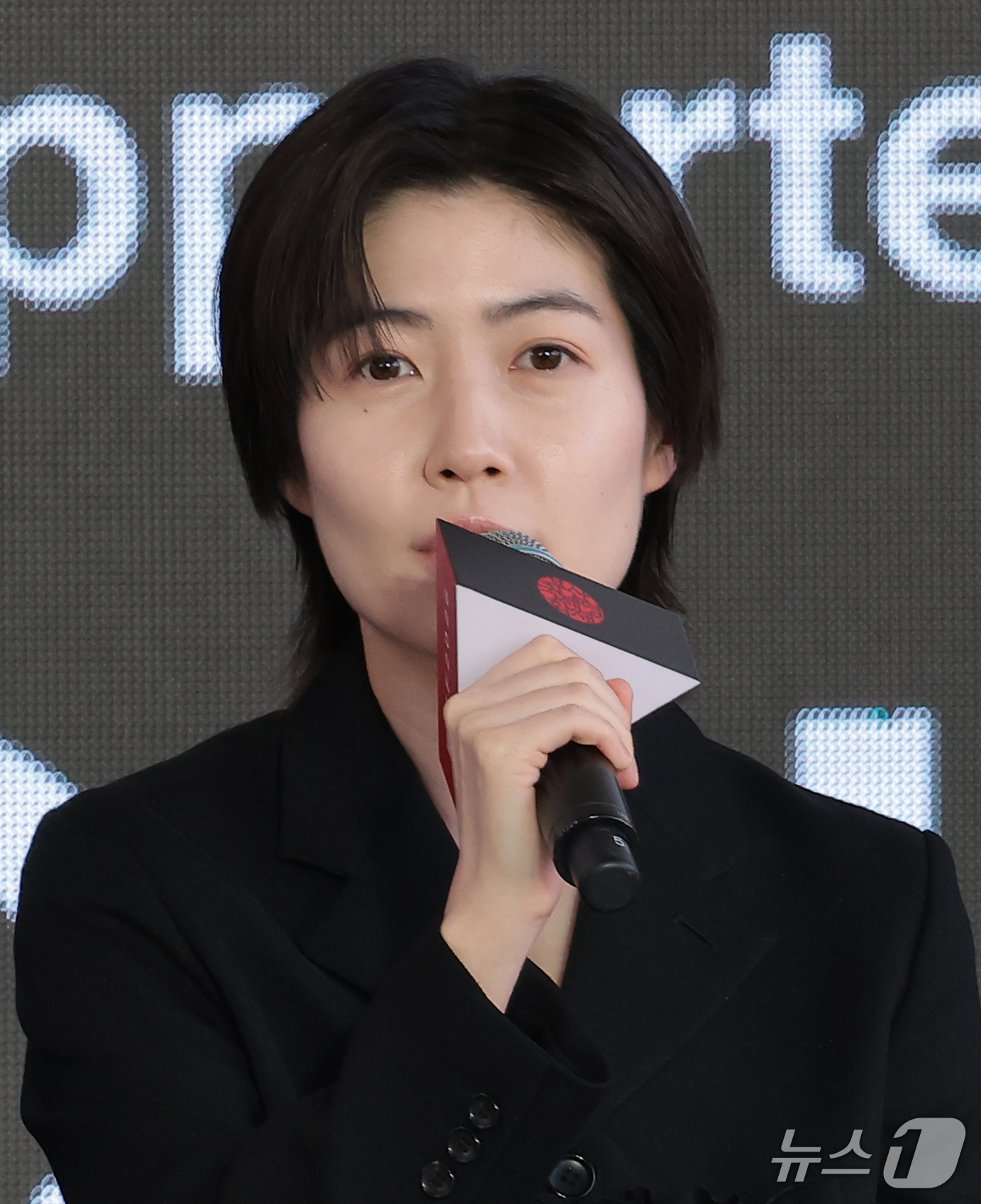 (부산=뉴스1) 권현진 기자 = 배우 심은경이 7일 부산 해운대구 영화의전당 비프힐에서 열린 ‘제31회 부산국제영화제’(BIFF) ‘낮과 밤은 서로에게’ 오픈토크에 참석해 인사말을 …