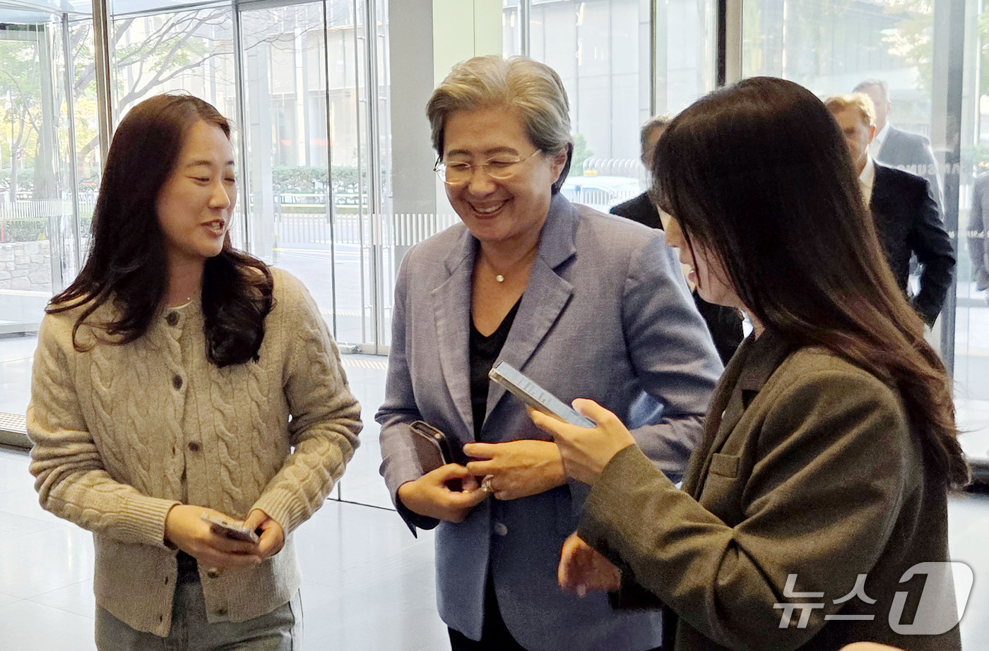 (서울=뉴스1) 정윤미 기자 = 리사 수 AMD 회장 겸 최고경영자가 7일 오후 서울 강남구 삼성전자 서초사옥을 방문하며 취재진의 질문을 받고 있다.이날 수 회장은 전영현 삼성전 …