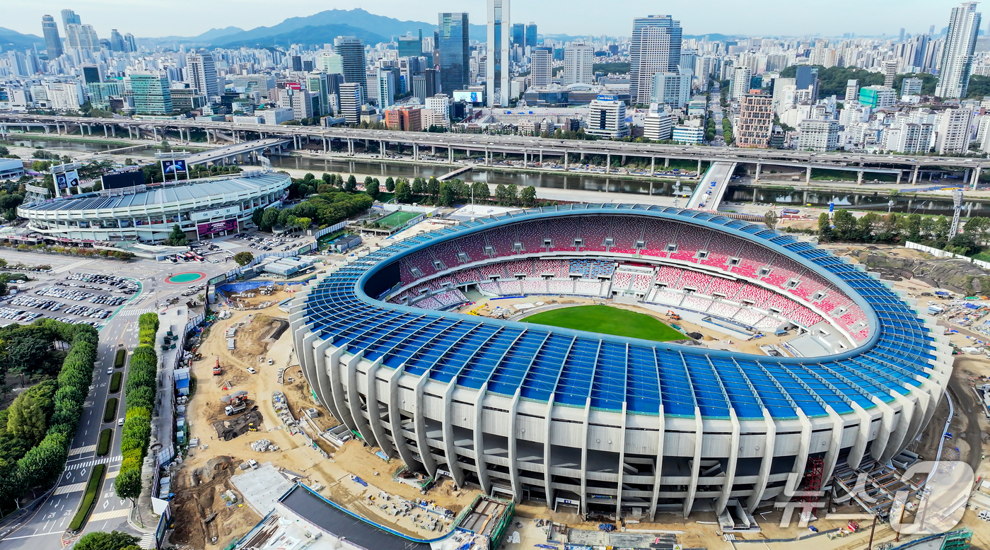 (서울=뉴스1) 김진환 기자 = 잠실 주경기장의 대체 야구장 개조 공사가 공정률 30%를 넘어섰다,서울시에 따르면 내년 2월까지 약 1만8000석 규모 야구장으로 리모델링하는 잠실 …
