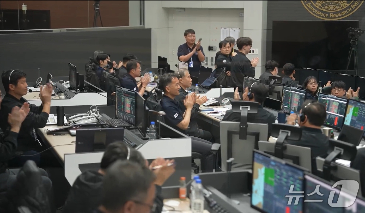 (서울=뉴스1) = 7일 누리호 5차 발사와 관련해 한국항공우주연구원 발사통제센터(MDC) 내 연구진 등 관계자들이 정상 발사 이후 궤도 진입, 주탑재위성 분리 등 주요 발사 이정 …