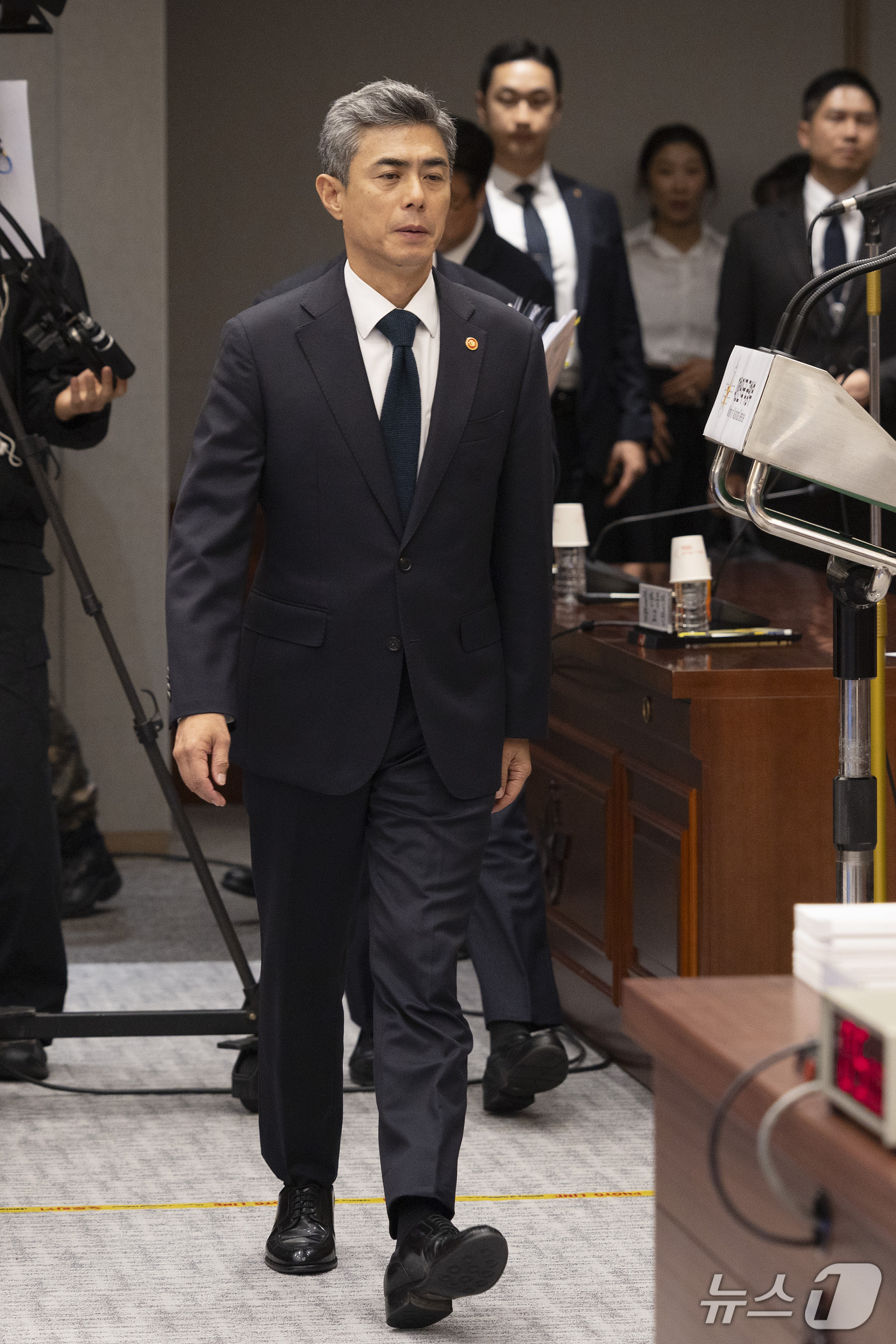 (서울=뉴스1) 국회사진기자단 = 강신철 국방부 장관이 7일 서울 용산구 국방부에서 열린 국회 국방위원회 국정감사에 출석하기 위해 회의실로 들어서고 있다. 2026.10.7/뉴스1 …