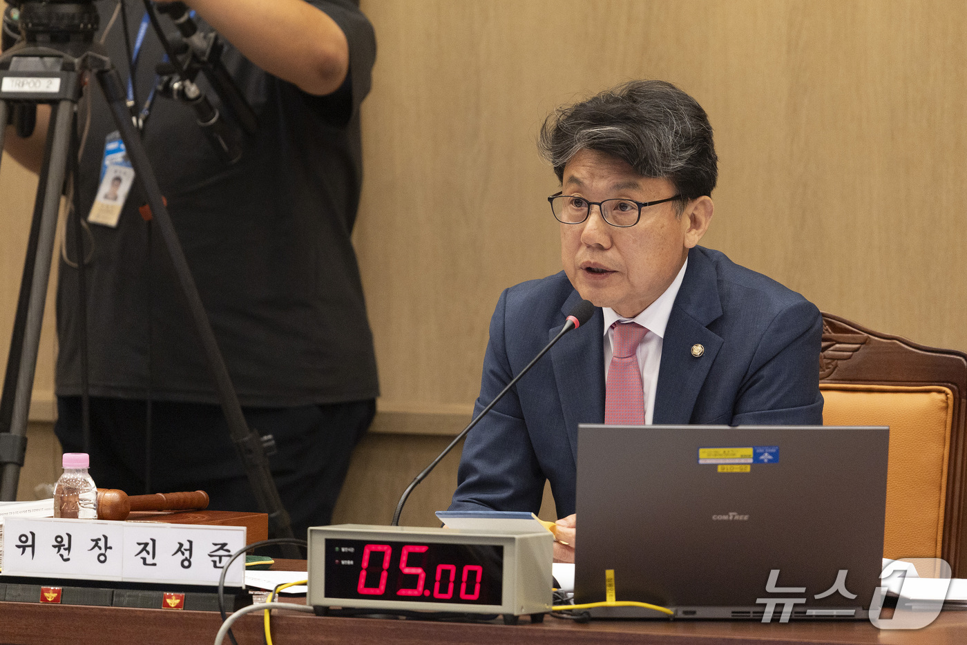 (서울=뉴스1) 국회사진기자단 = 진성준 국방위원회 위원장이 7일 서울 용산구 국방부에서 열린 국회 국방위원회 국정감사에서 강신철 국방장관에게 질의를 하고 있다. 2026.10.7 …