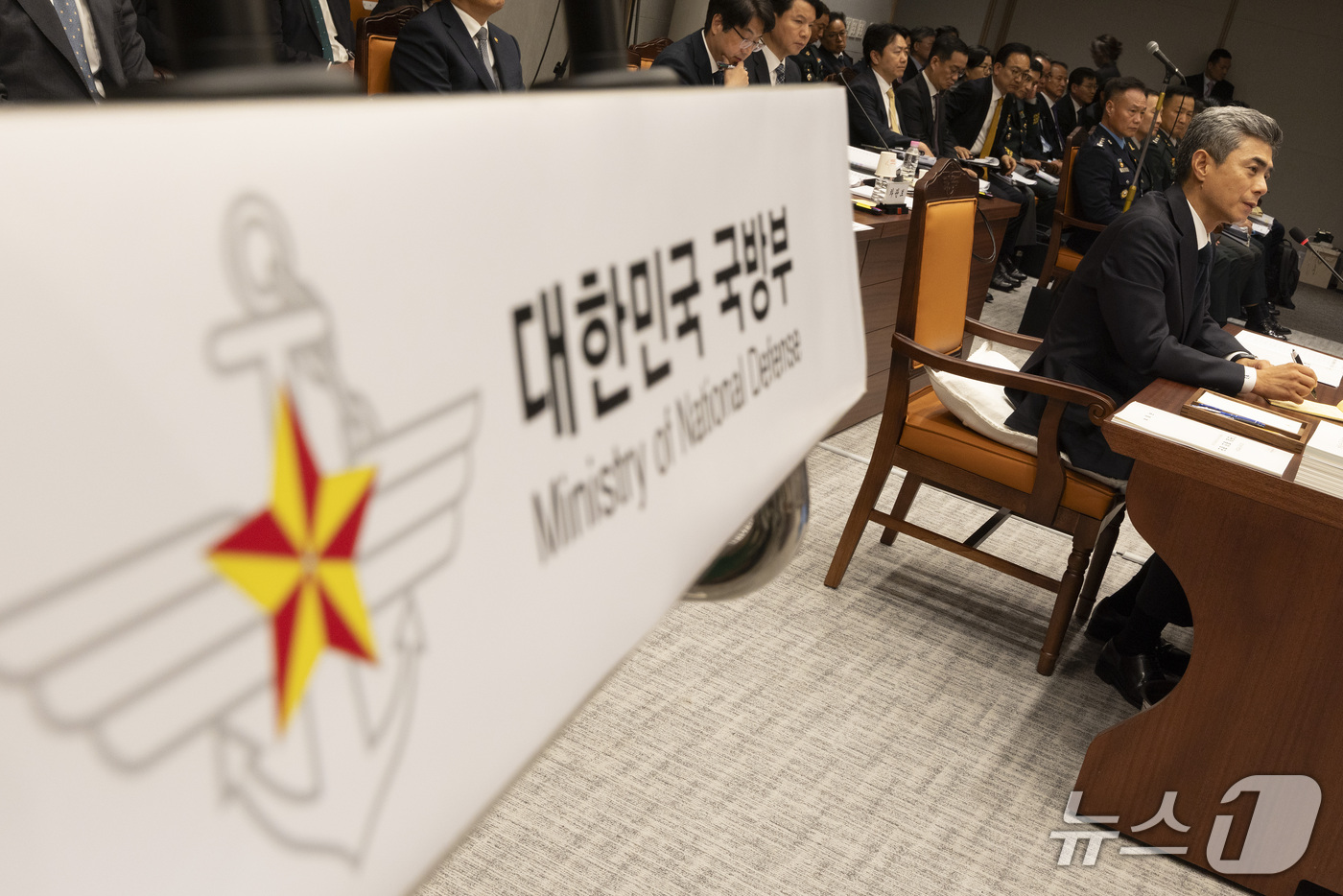 (서울=뉴스1) 국회사진기자단 = 강신철 국방부 장관이 7일 서울 용산구 국방부에서 열린 국회 국방위원회 국정감사에서 의원들의 질의에 답을 하고 있다. 2026.10.7/뉴스1