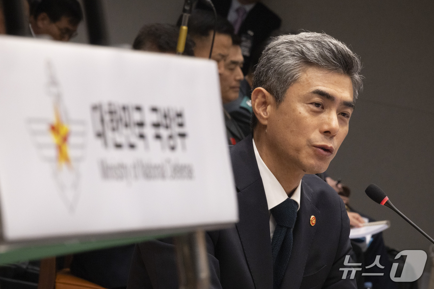 (서울=뉴스1) 국회사진기자단 = 강신철 국방부 장관이 7일 서울 용산구 국방부에서 열린 국회 국방위원회 국정감사에서 의원들의 질의에 답을 하고 있다. 2026.10.7/뉴스1