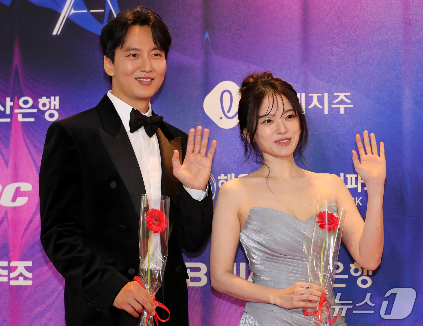 (부산=뉴스1) 윤일지 기자 = 배우 천우희와 김남길이 7일 오후 부산 해운대구 시그니엘 부산에서 열린 '2026 부일영화상' 레드카펫 행사에 참석해 포즈를 취하고 있다. 2026 …