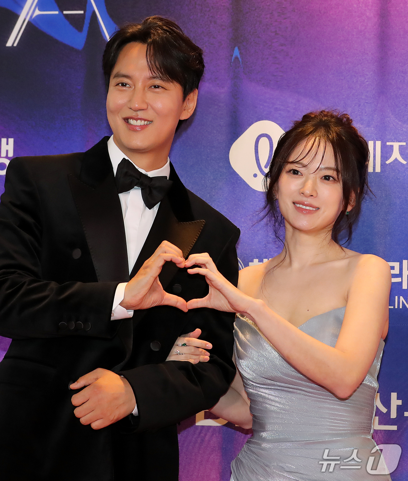 (부산=뉴스1) 윤일지 기자 = 배우 천우희와 김남길이 7일 오후 부산 해운대구 시그니엘 부산에서 열린 '2026 부일영화상' 레드카펫 행사에 참석해 포즈를 취하고 있다. 2026 …