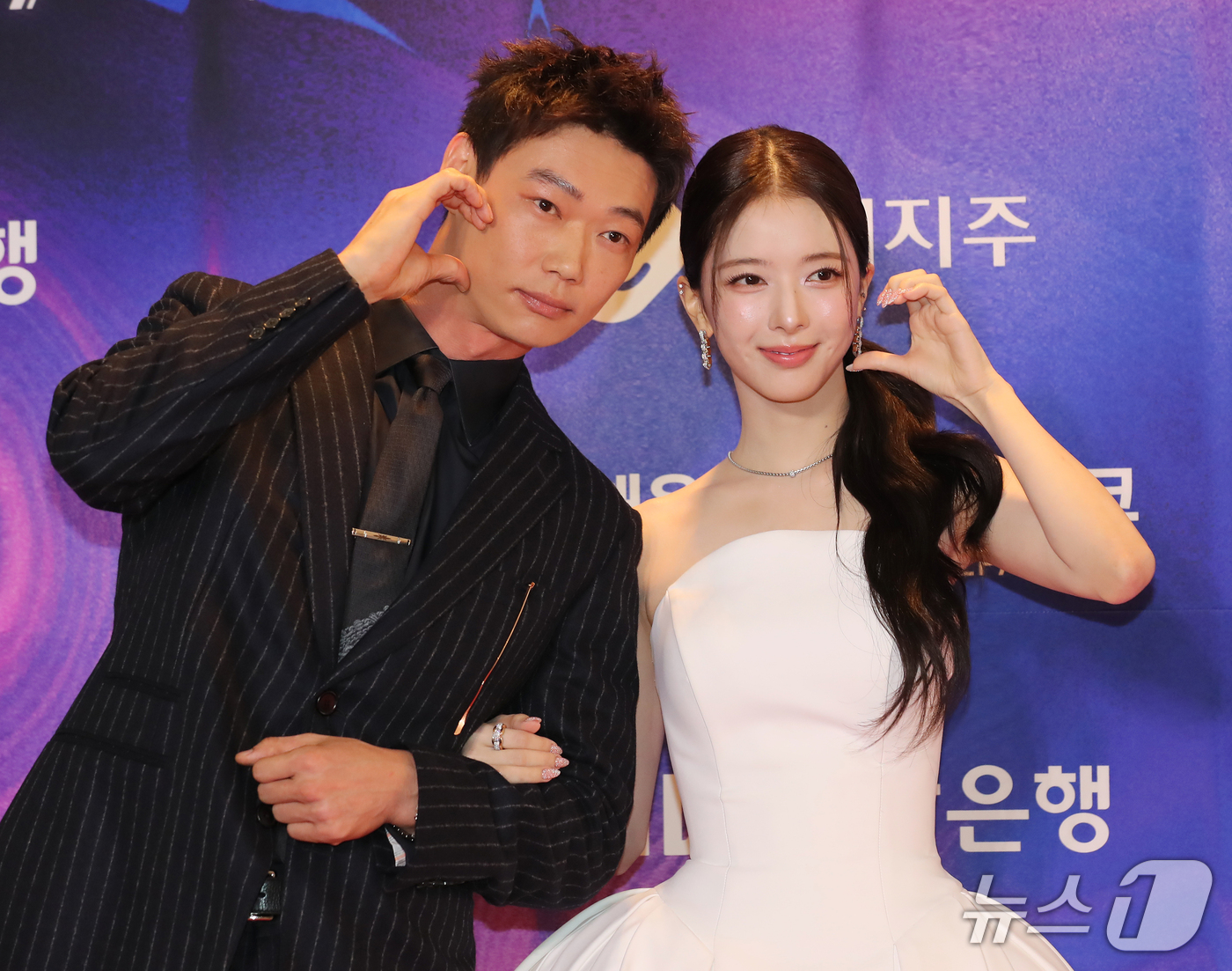 (부산=뉴스1) 윤일지 기자 = 배우 카사마츠 쇼, 노정의가 7일 오후 부산 해운대구 시그니엘 부산에서 열린 '2026 부일영화상' 레드카펫 행사에 참석해 포즈를 취하고 있다. 2 …